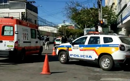 Pai é agredido com pedra após defender filha de ofensa de homem em Poços