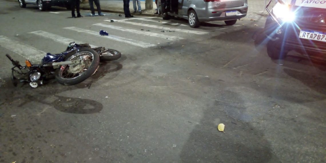 Acidente entre carro e moto é registrado no centro de Poços