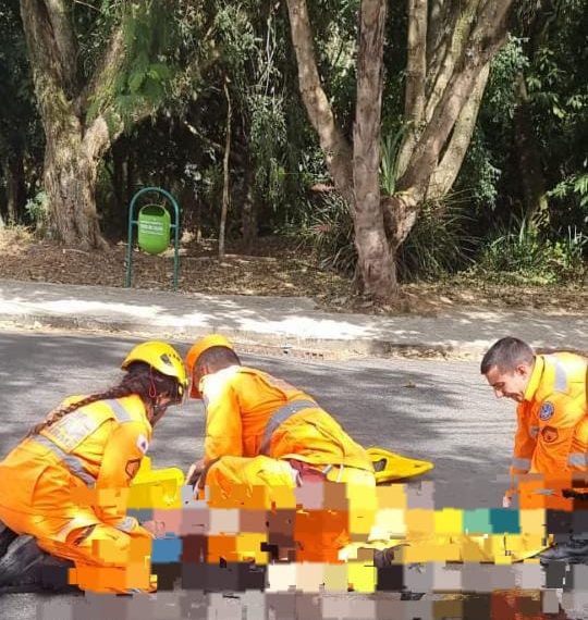 Motociclista fica ferido após colisão com carro em Poços de Caldas