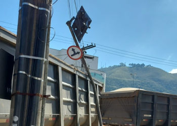 Carreta bitrem derruba semáforo no centro de Poços