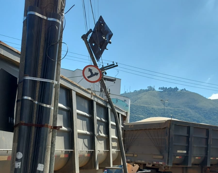 Carreta bitrem derruba semáforo no centro de Poços