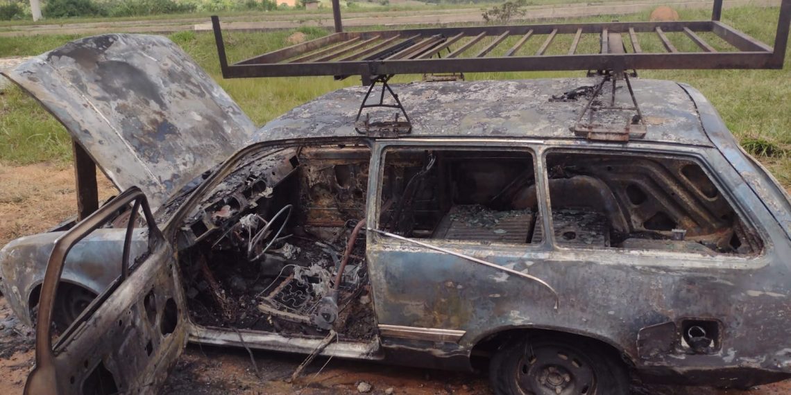 Carro fica completamente destruído após pegar fogo na zona sul de Poços de Caldas