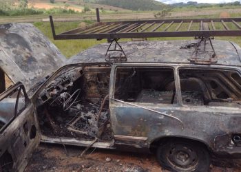 Carro fica completamente destruído após pegar fogo na zona sul de Poços de Caldas