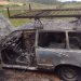 Carro fica completamente destruído após pegar fogo na zona sul de Poços de Caldas