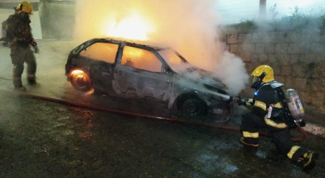 Incêndio consome carro nesta madrugada em Poços de Caldas