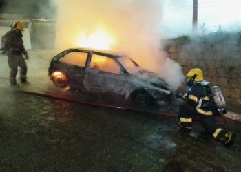 Incêndio consome carro nesta madrugada em Poços de Caldas