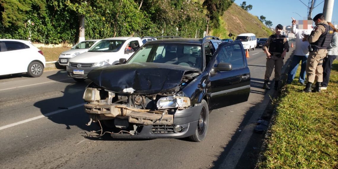 Colisão traseira entre dois carros em Poços de Caldas deixa um ferido