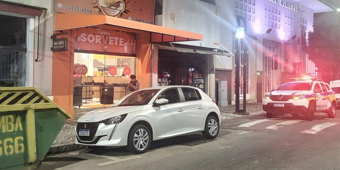 Lanchonete inaugurada há 20 dias é arrombada em Poços de Caldas; vídeo