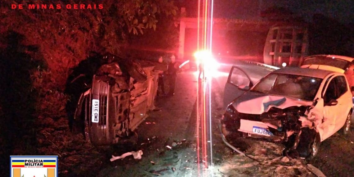 Acidente envolvendo três carros resulta em seis vítimas na rodovia MG-455