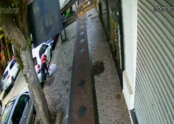 VÍDEO | Mulher furta bolsa de dentro de carro em Poços de Caldas