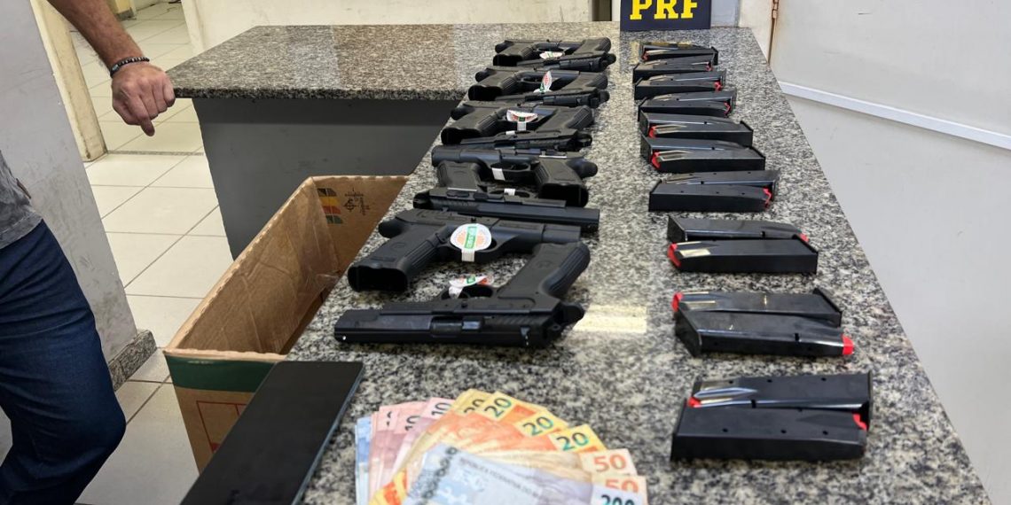 PRF apreende 10 pistolas semi-automáticas em veículo no sul de Minas