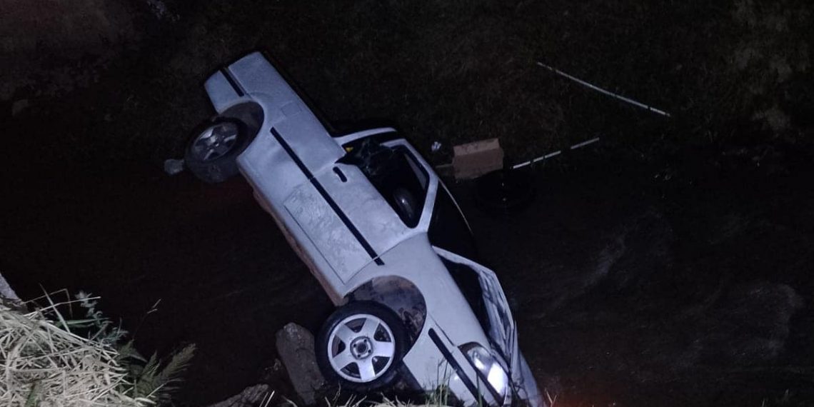 Condutor cai com carro em córrego em Campestre