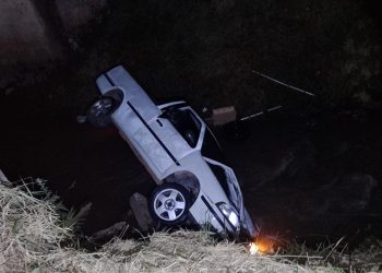 Condutor cai com carro em córrego em Campestre