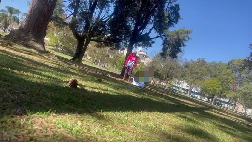 Vídeo: homem é flagrado agredindo mulher com socos no Parque Municipal de Poços