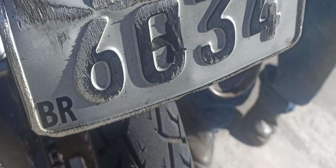 Operação do Demutran resulta em apreensão de moto com placa adulterada com fita isolante e outras irregularidades