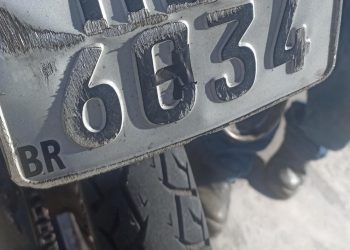 Operação do Demutran resulta em apreensão de moto com placa adulterada com fita isolante e outras irregularidades