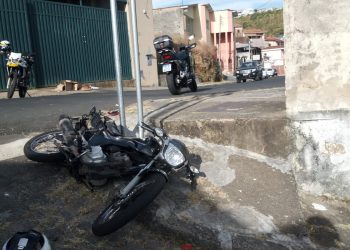 Homem joga moto contra viatura do Demutran, foge por cerca de 7 km e acaba preso após cair em Poços de Caldas