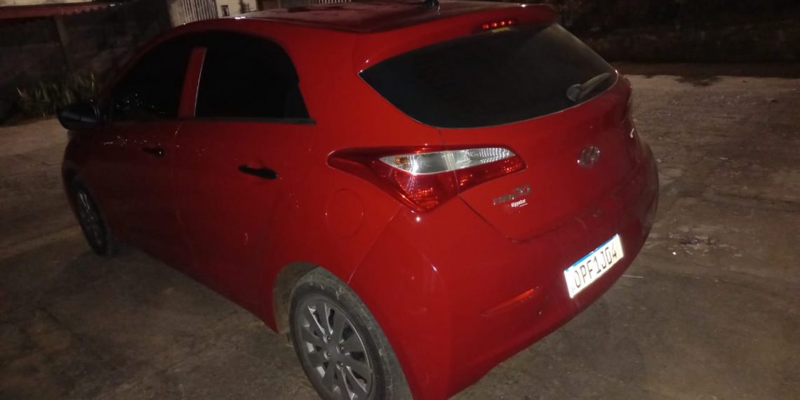 Polícia Militar apreende veículo clonado após perseguição a foragido da Justiça em Poços