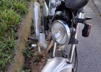 Motociclista fica gravemente ferido após colidir com caminhão em Poços