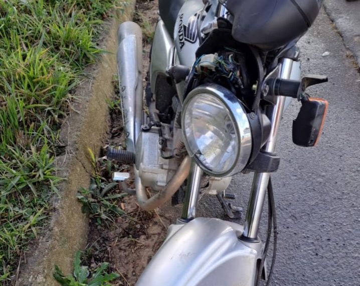 Motociclista fica gravemente ferido após colidir com caminhão em Poços