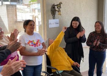 Paciente de 79 anos, acolhida pela AVOCC de Poços, toca sino da vitória após vencer câncer de mama