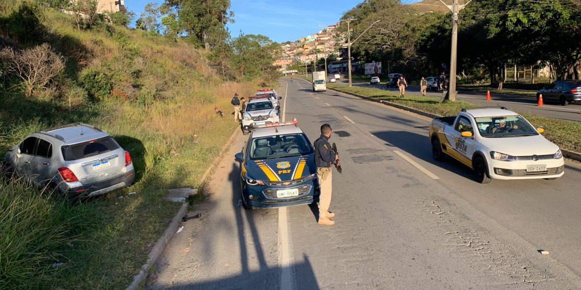 Motorista embriagado foge da PRF, bate em veículos e acaba preso em Poços de Caldas