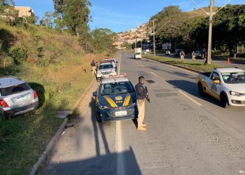 Motorista embriagado foge da PRF, bate em veículos e acaba preso em Poços de Caldas