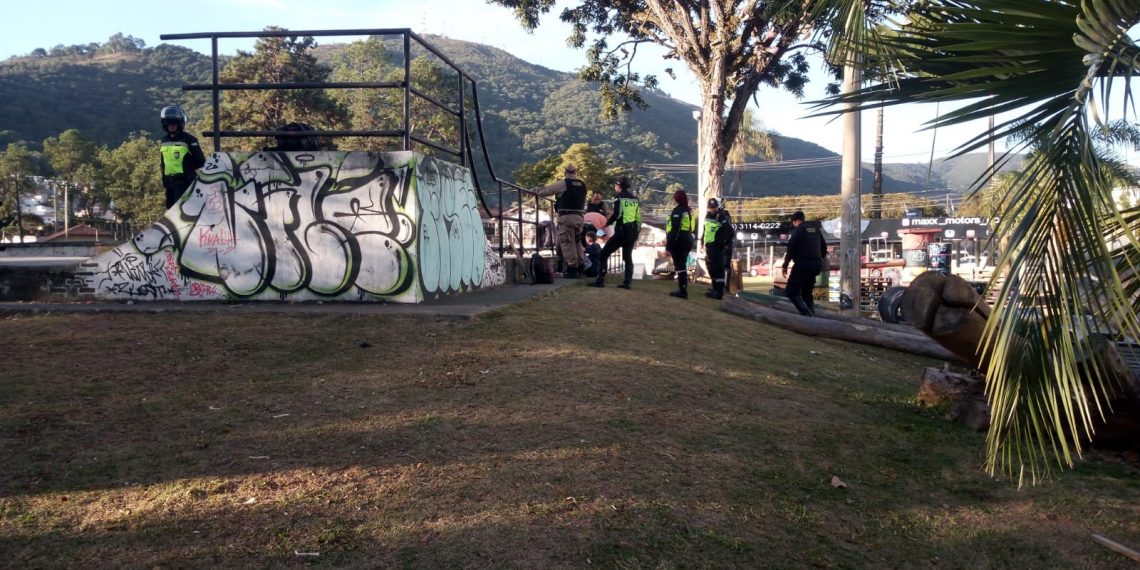 Operação conjunta resulta na prisão de suspeitos por tráfico de drogas em pista de skate em Poços de Caldas