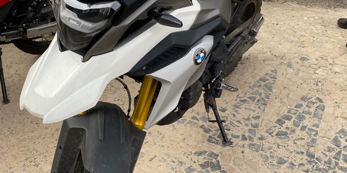 Homem é preso com moto roubada após perseguição em Poços