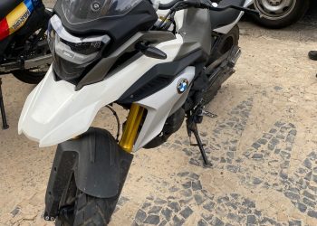 Homem é preso com moto roubada após perseguição em Poços
