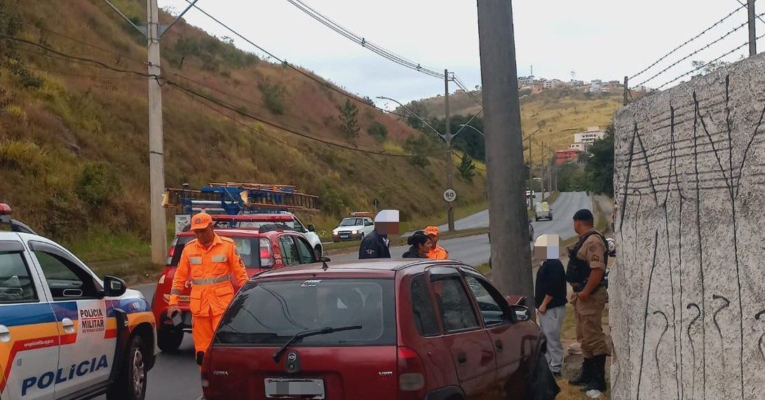 Homem fica ferido em acidente de carro em Poços de Caldas