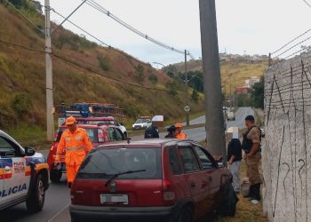 Homem fica ferido em acidente de carro em Poços de Caldas