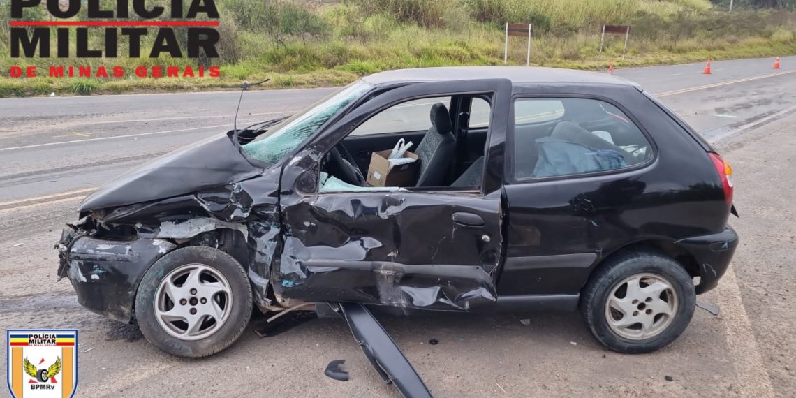 Mulher fica ferida após acidente entre carro e caminhão em Poços de Caldas