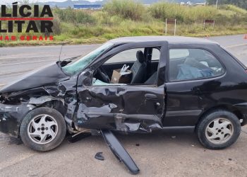 Mulher fica ferida após acidente entre carro e caminhão em Poços de Caldas