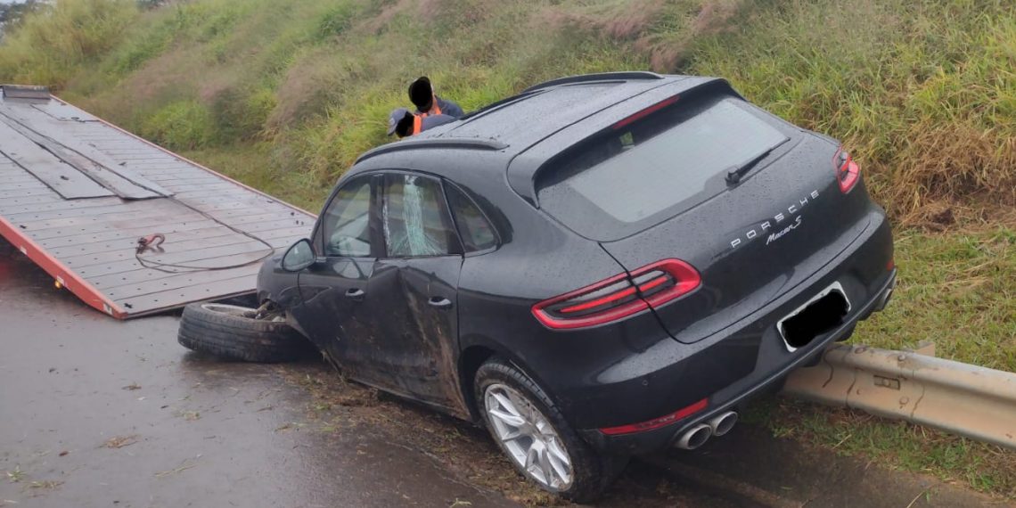 Acidente envolvendo carro de luxo é registrado na SP-344