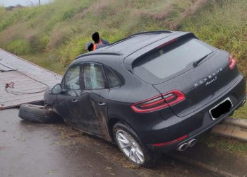 Acidente envolvendo carro de luxo é registrado na SP-344
