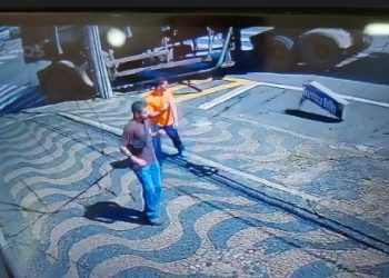 Vídeo: pedestres quase são atingidos por conjunto semafórico derrubado por carreta em Poços de Caldas