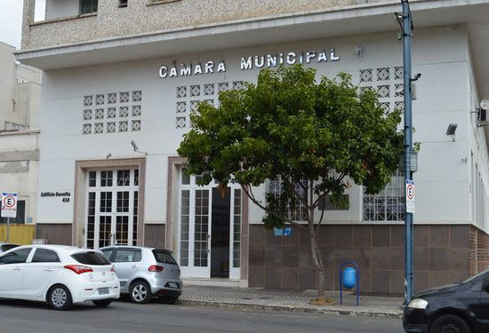 Leis sobre reajustes para servidores da Câmara são aprovadas em Poços de Caldas