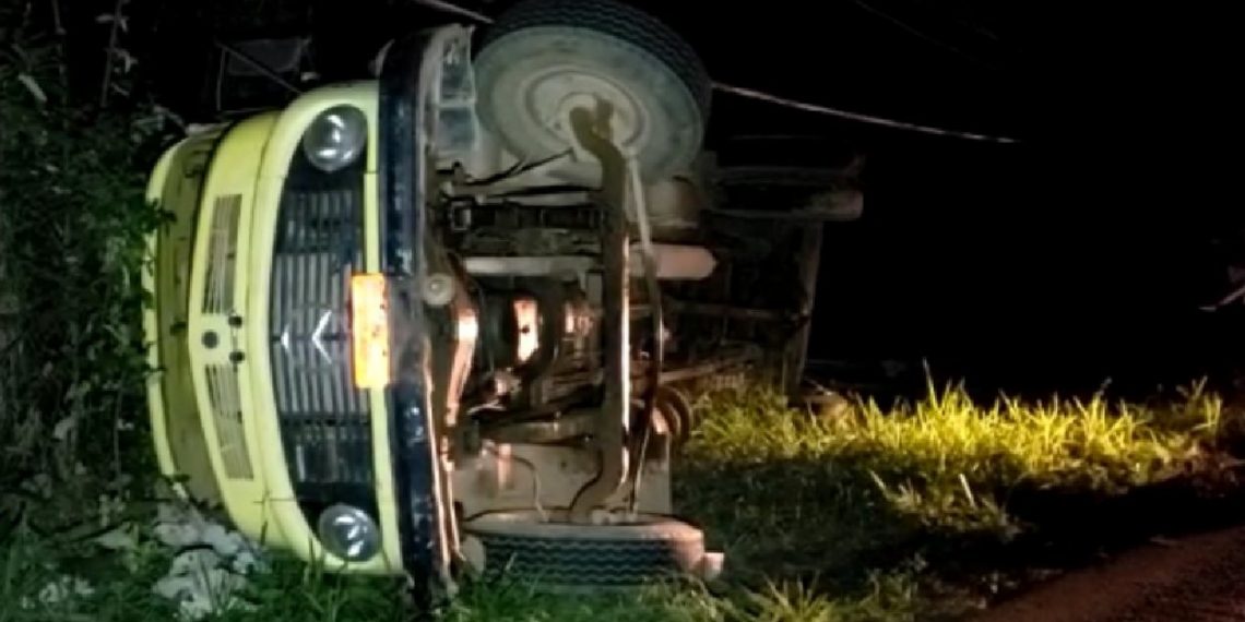 Caminhão carregado de areia tomba em curva da AMG-1545 em Poços de Caldas