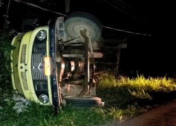 Caminhão carregado de areia tomba em curva da AMG-1545 em Poços de Caldas