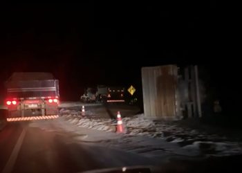 Carreta carregada com bauxita tomba entre Poços de Caldas e Águas da Prata