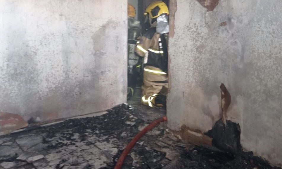 Residência fica completamente destruída após incêndio em Poços de Caldas