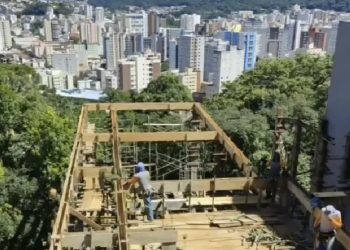 Homens caem de altura de quase 10 metros em obra em Poços de Caldas