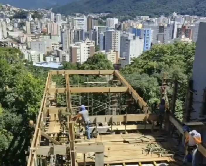 Homens caem de altura de quase 10 metros em obra em Poços de Caldas