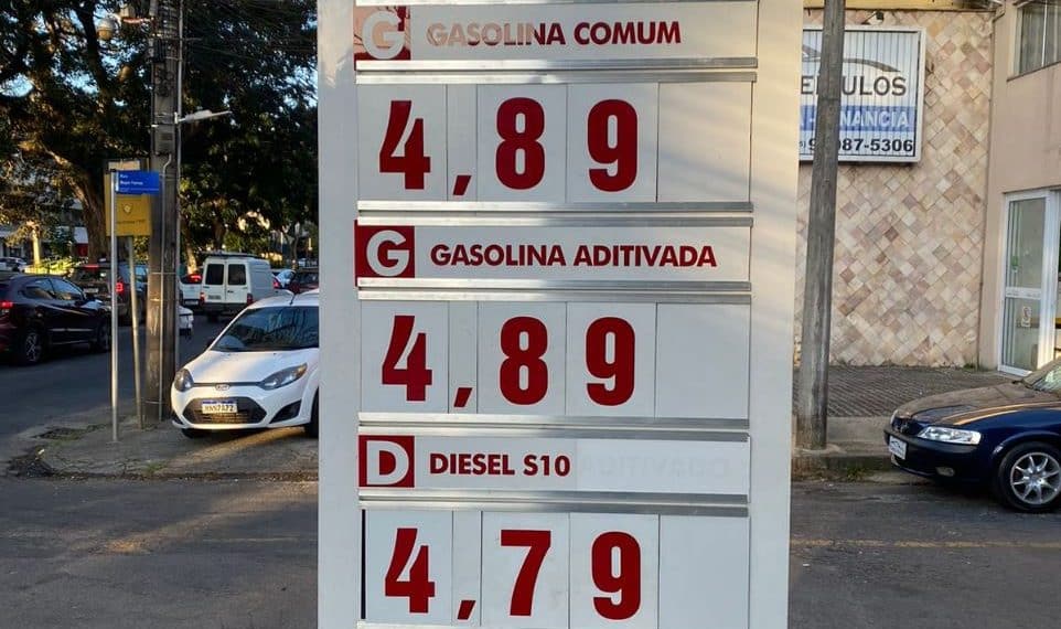 Após nova política de preços da Petrobras, valor da gasolina e do diesel cai nos postos de Poços de Caldas