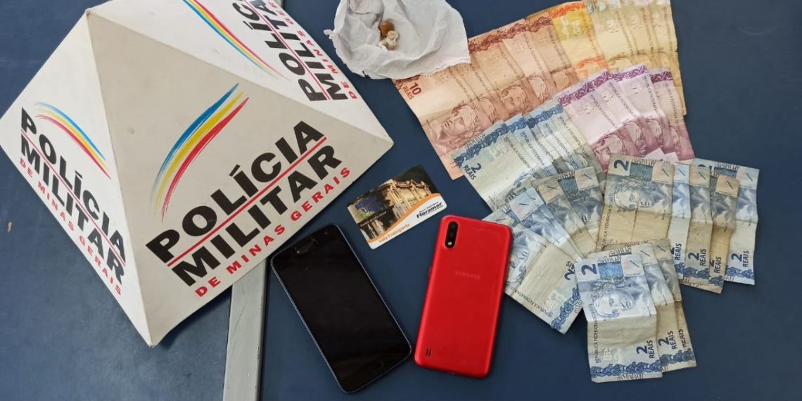 PM localiza suspeito de assalto, recupera celular da vítima e prende traficante em Poços