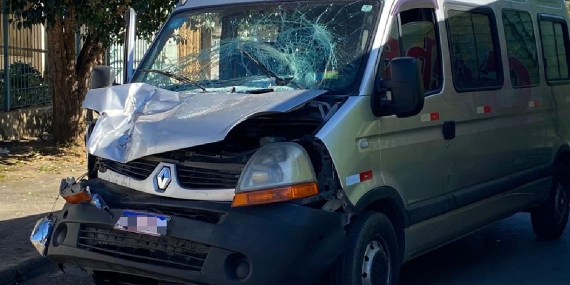 Caminhão desgovernado atinge van após perder freio em Poços de Caldas