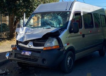 Caminhão desgovernado atinge van após perder freio em Poços de Caldas