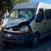 Caminhão desgovernado atinge van após perder freio em Poços de Caldas
