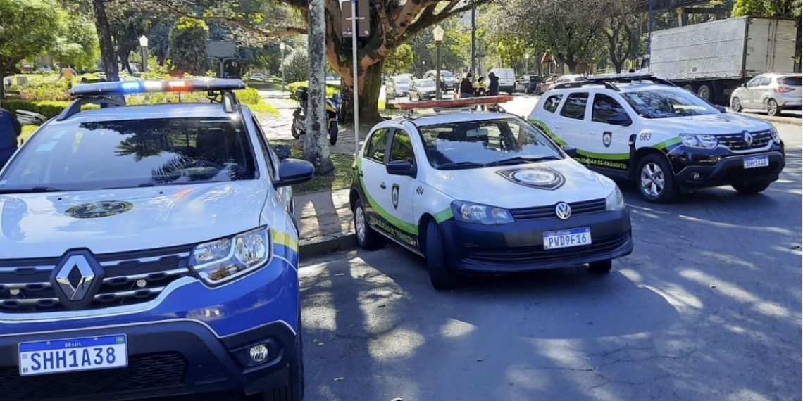 Fiscalização de trânsito e Operação Carga Pesada resultam em autuações e remoções de veículos em Poços de Caldas